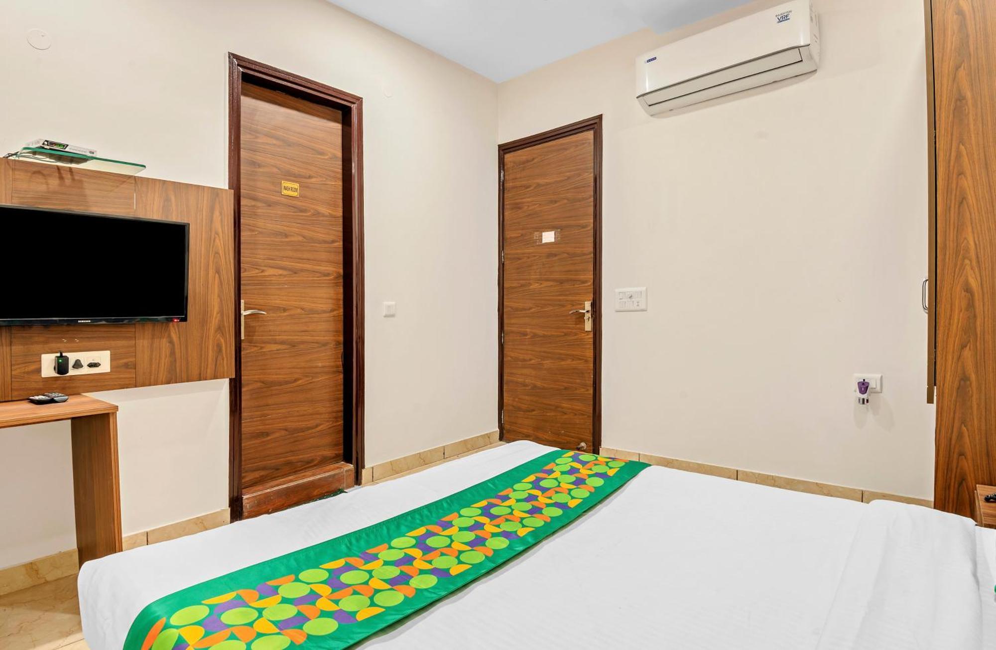 Treebo Elegant Palace Hotel 3*